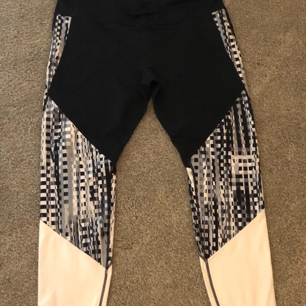 Gap Workoit Capris - Picture 2 of 7